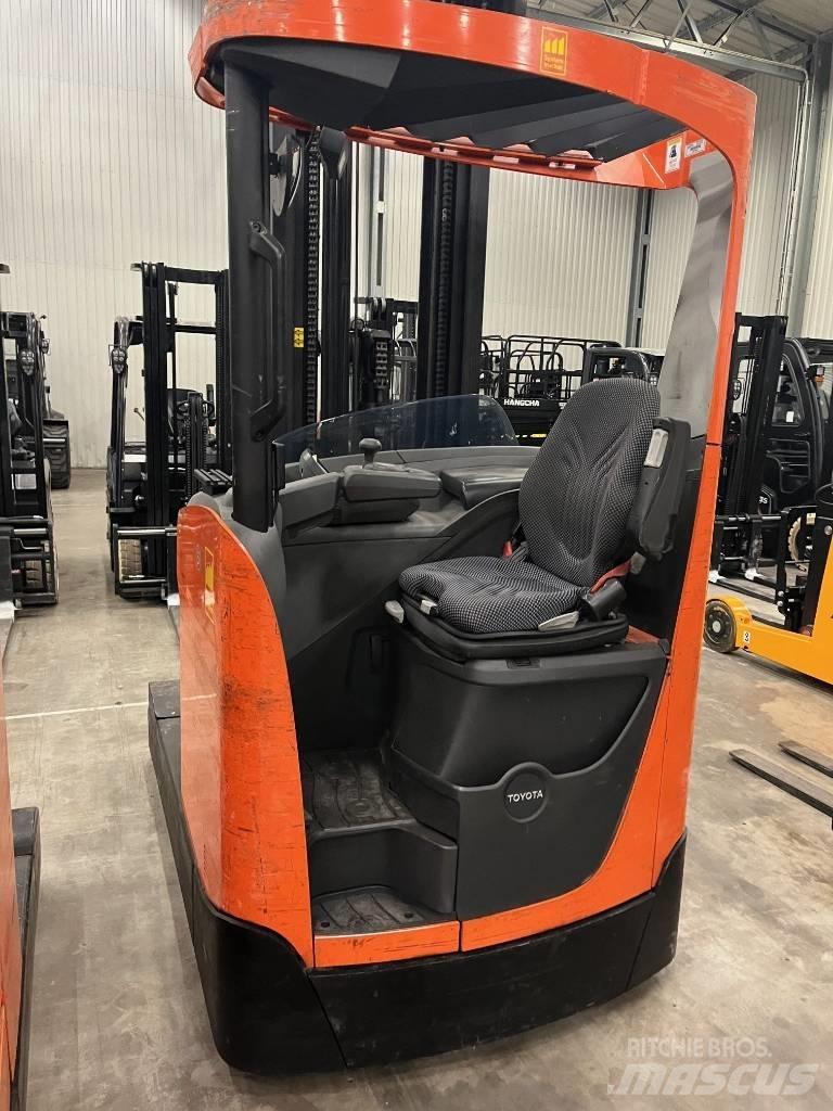 BT RRE250H Chariot à mât rétractable