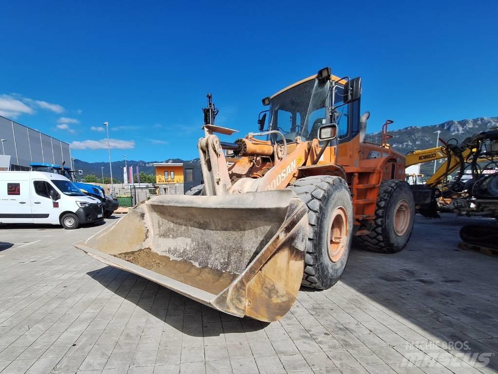 Doosan DL 300 Chargeuse sur pneus