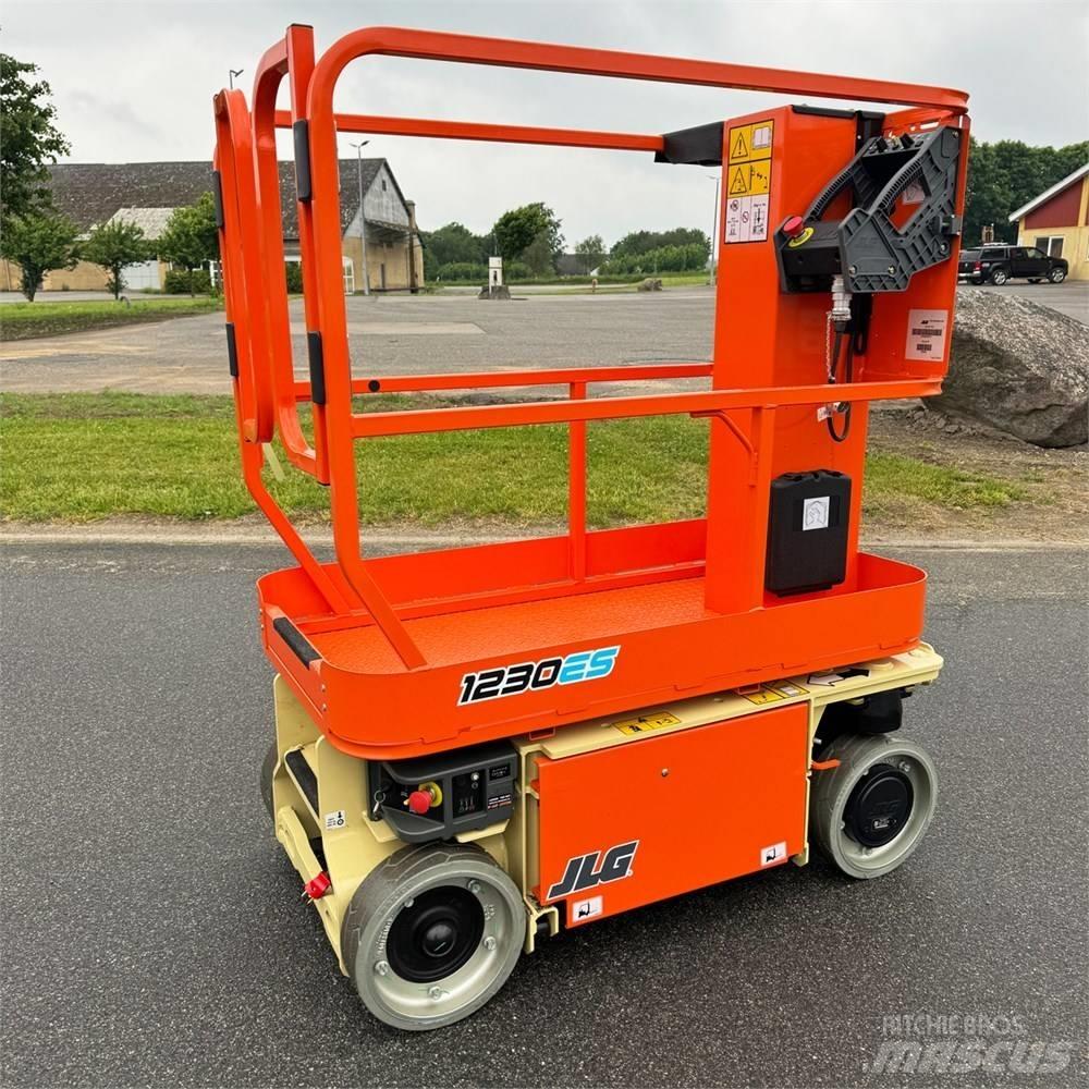 JLG 1230 ES Mât vertical