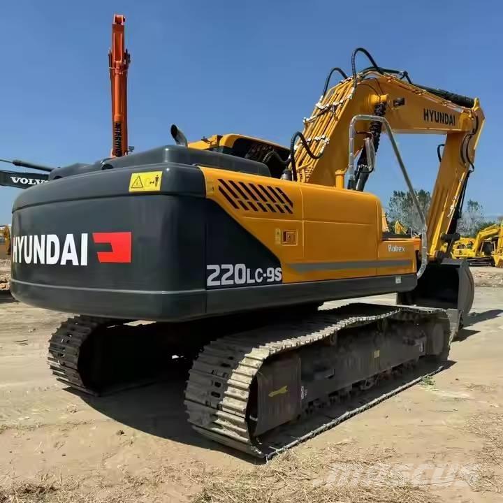Hyundai R220LC-9S Pelle sur chenilles