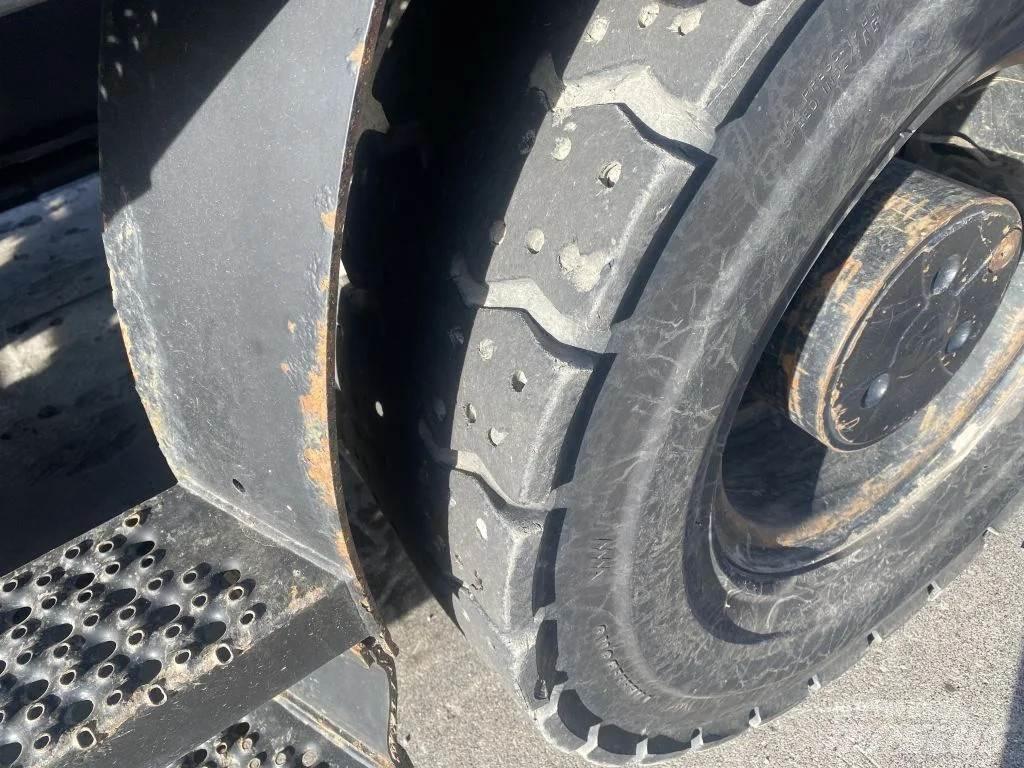 CAT M318F Pelle sur pneus