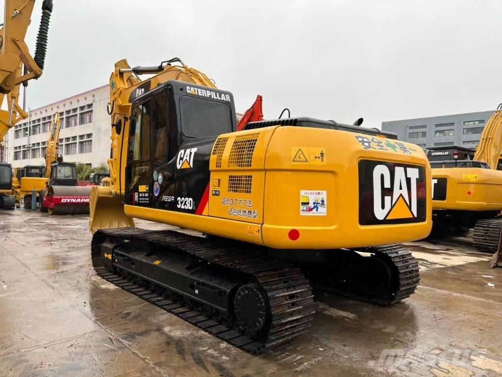 CAT 323 D Pelle sur chenilles