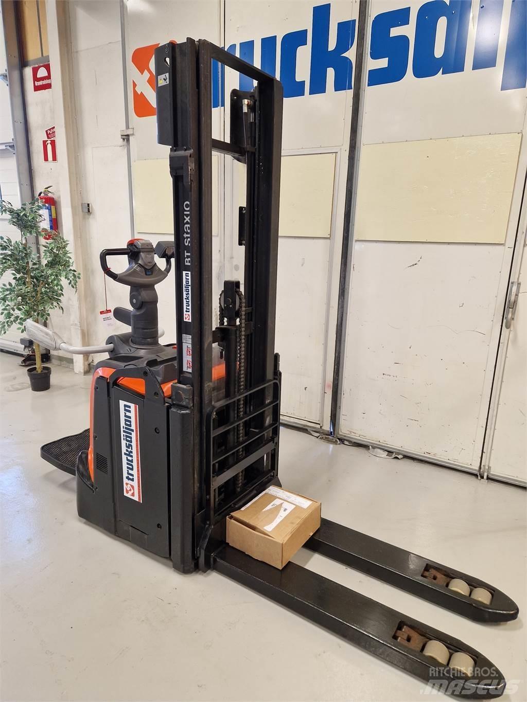 Toyota SPE120L Gerbeur accompagnant