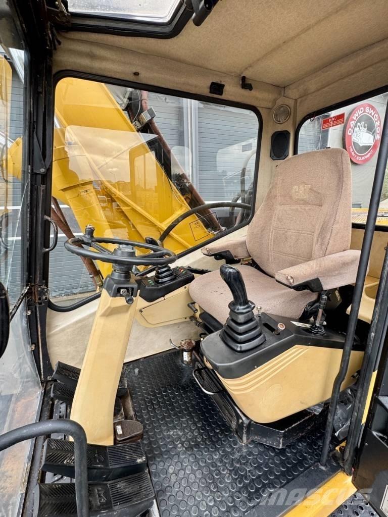 CAT M 318 Pelle sur pneus