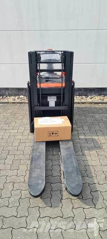 Toyota BT SPE200D Gerbeur accompagnant