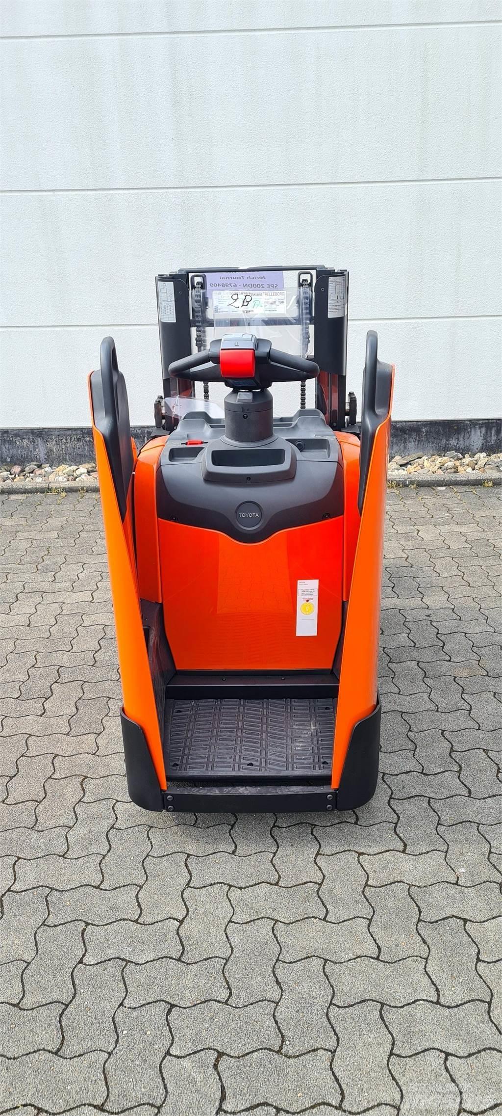 Toyota BT SPE200D Gerbeur accompagnant