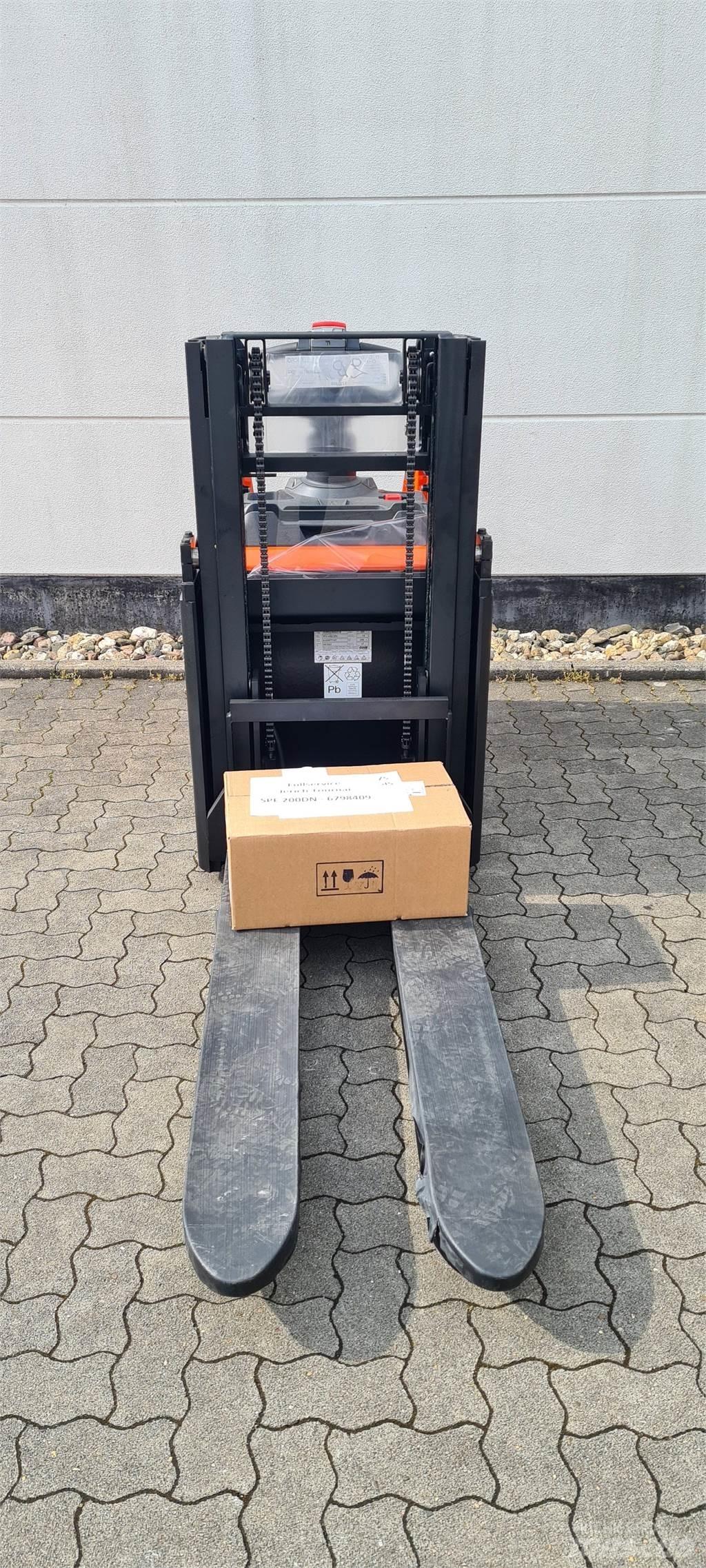 Toyota BT SPE200D Gerbeur accompagnant