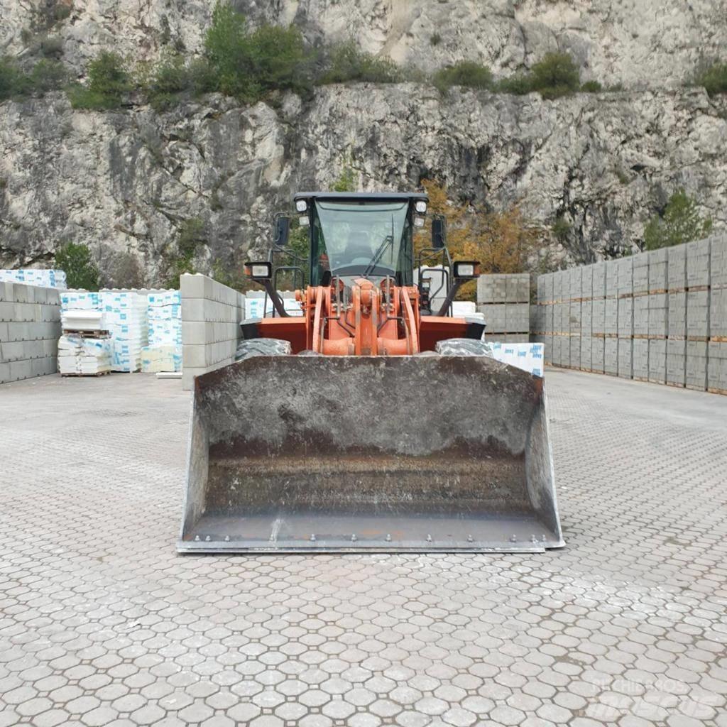 Hitachi ZW 220-5 Chargeuse sur pneus