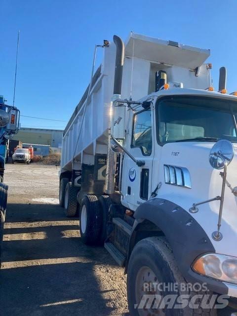 Mack GU813 Camion benne