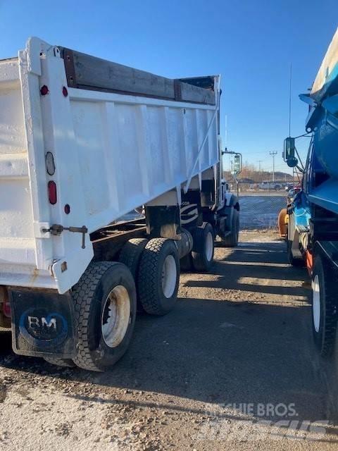 Mack GU813 Camion benne