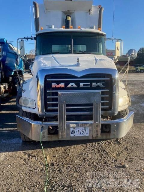 Mack GU813 Camion benne