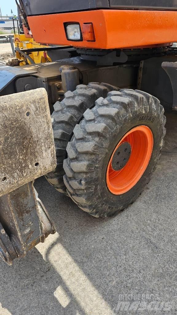 Fiat-Kobelco E215W Pelle sur pneus