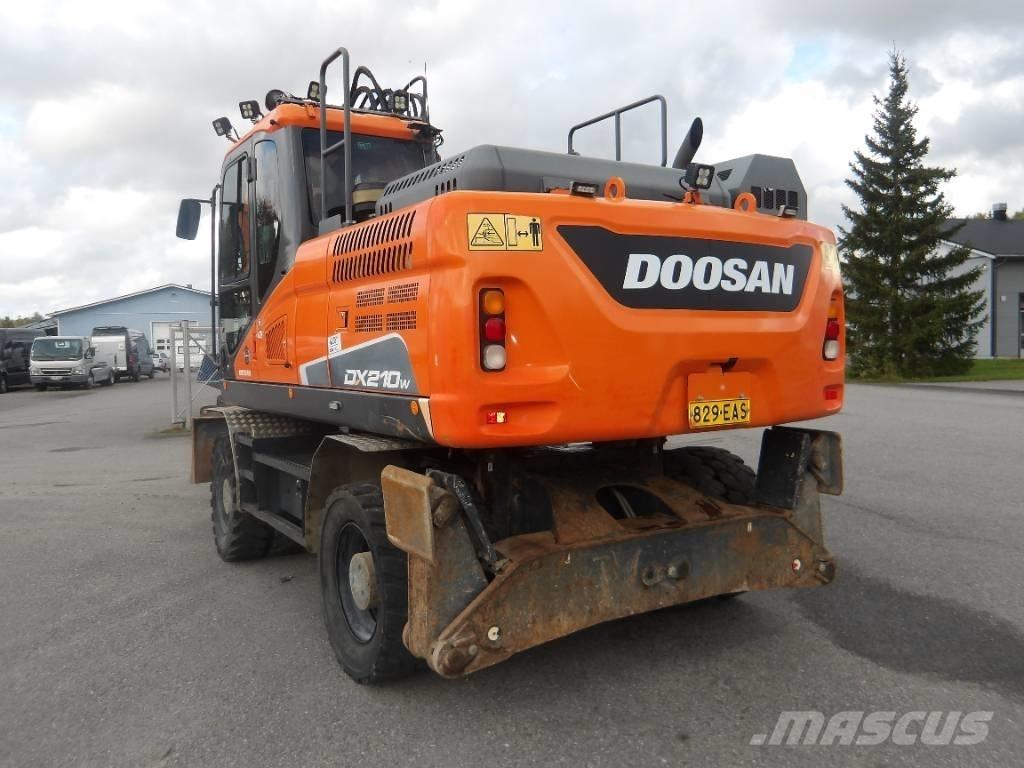 Doosan DX 210 WE Pelle sur pneus