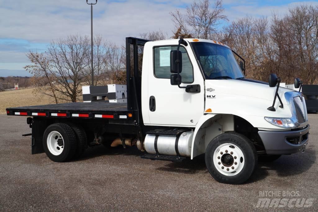 International MV 607 Camion plateau