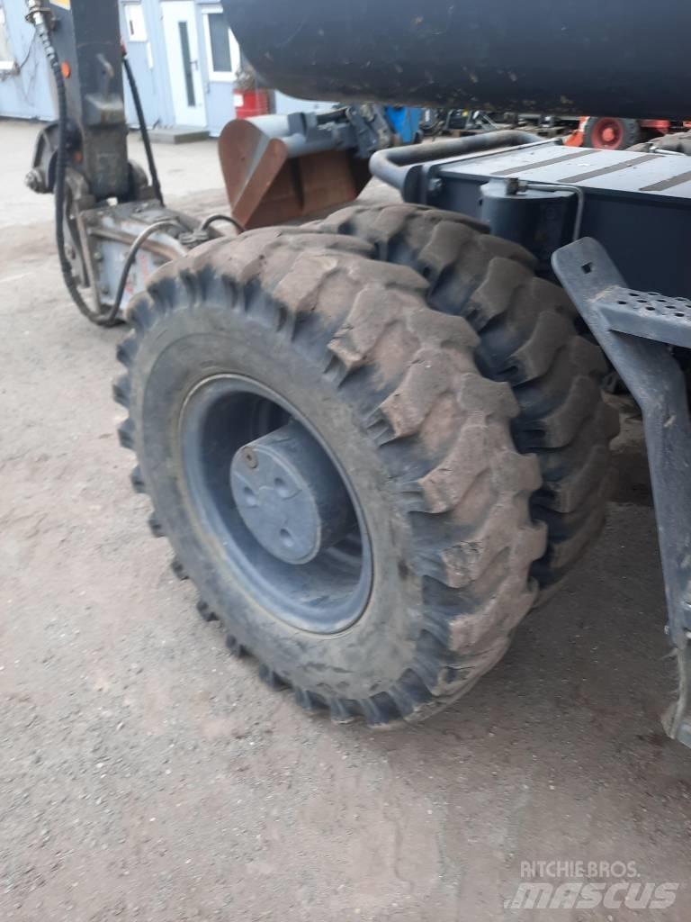 Atlas 180WSR Pelle sur pneus