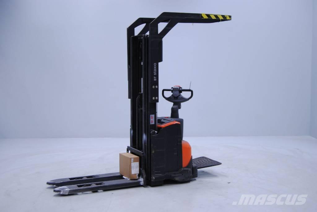 Toyota SWE120 Gerbeur accompagnant