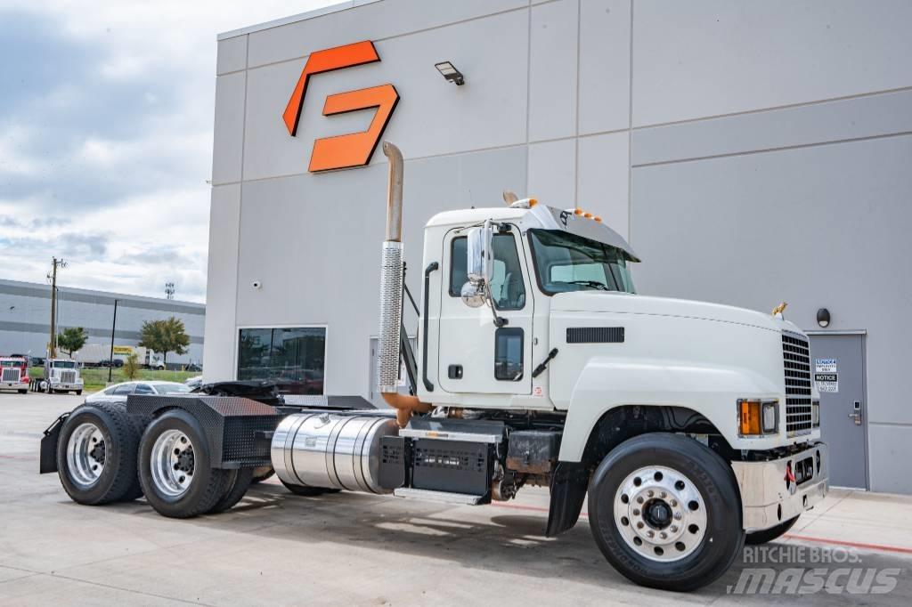 Mack Pinnacle 64T Tracteur routier