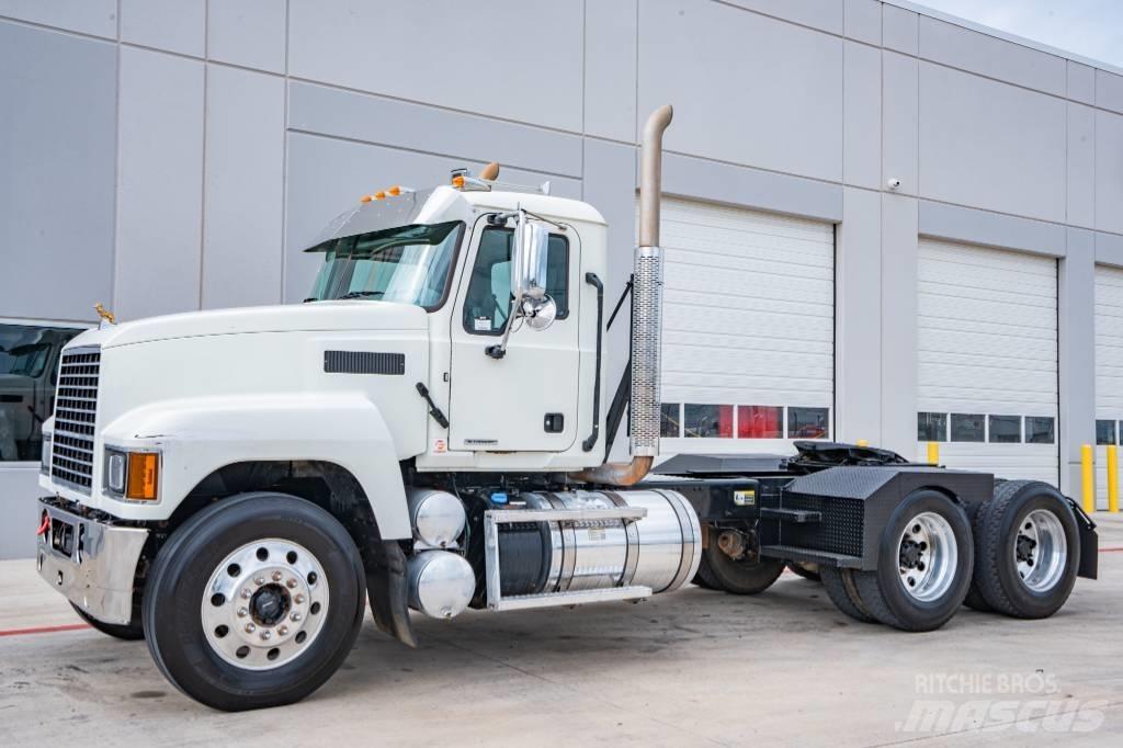 Mack Pinnacle 64T Tracteur routier