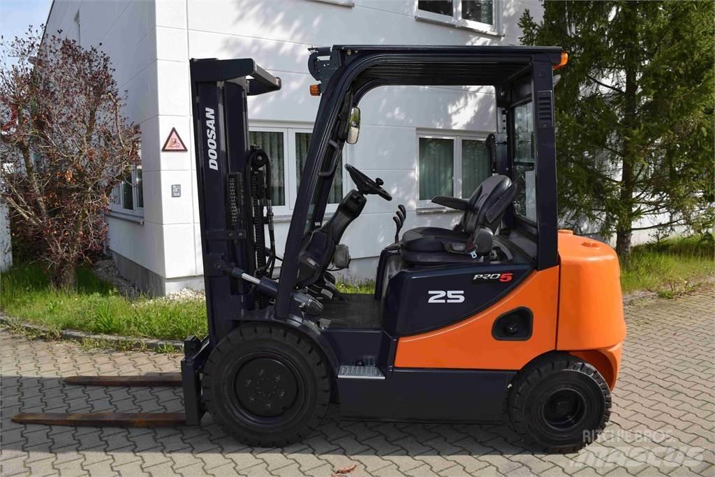 Doosan D 25 S-5 Chariots diesel