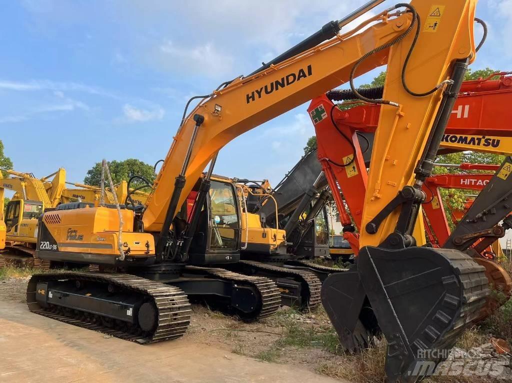 Hyundai R220LC-9S Pelle sur pneus
