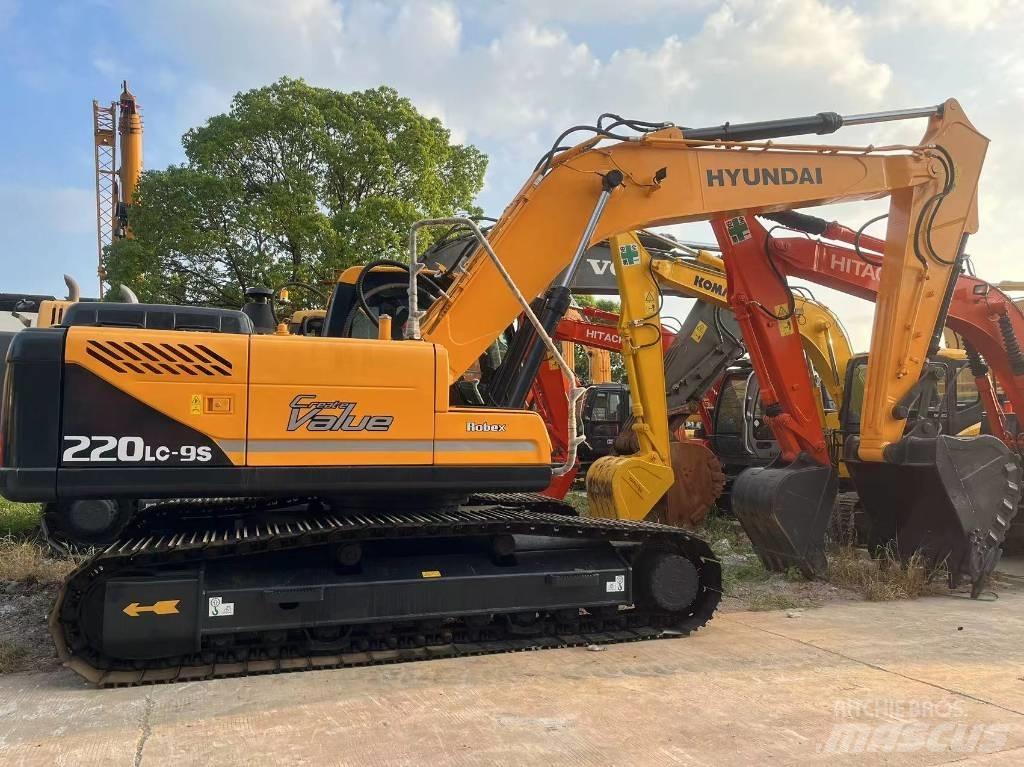 Hyundai R220LC-9S Pelle sur pneus