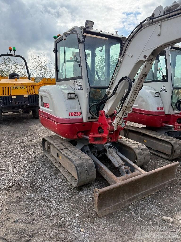 Takeuchi TB 230 Mini pelle < 7t