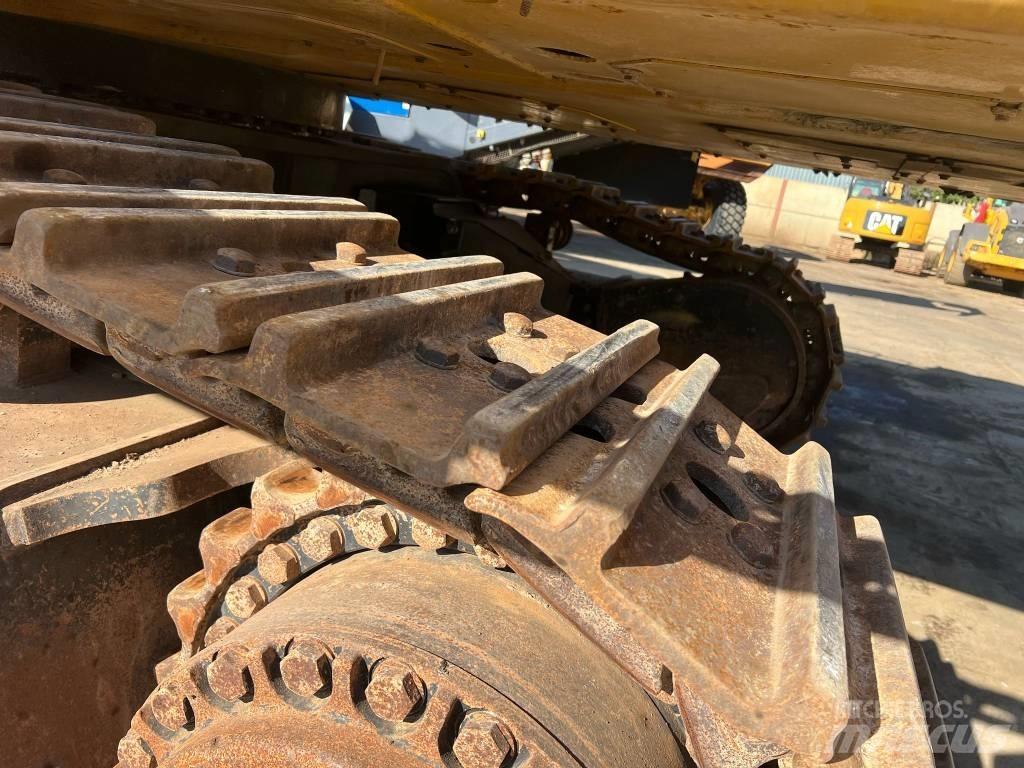 CAT 390 D Pelle sur chenilles