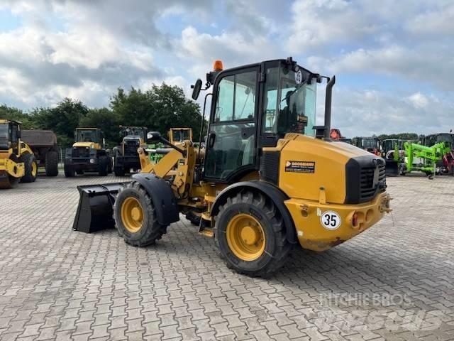 CAT 908 Chargeuse sur pneus