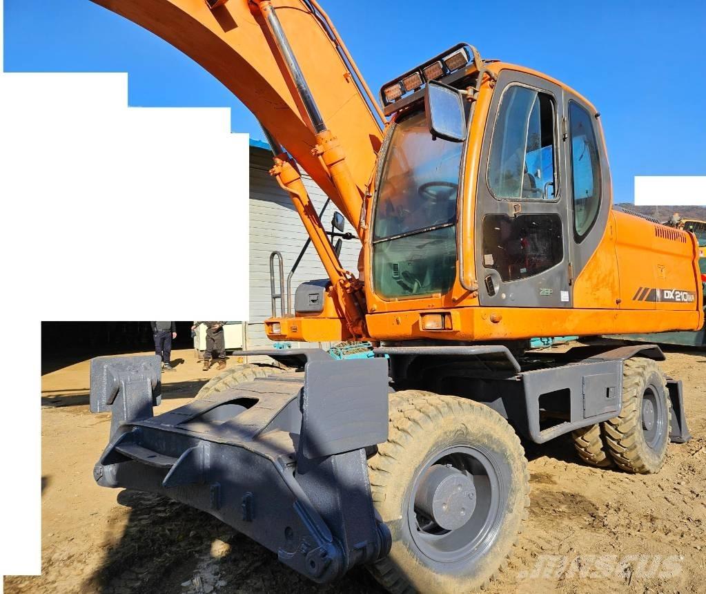 Doosan DX 210 W Pelle sur pneus
