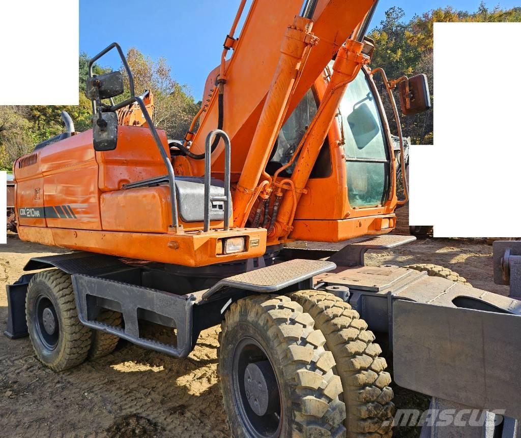 Doosan DX 210 W Pelle sur pneus
