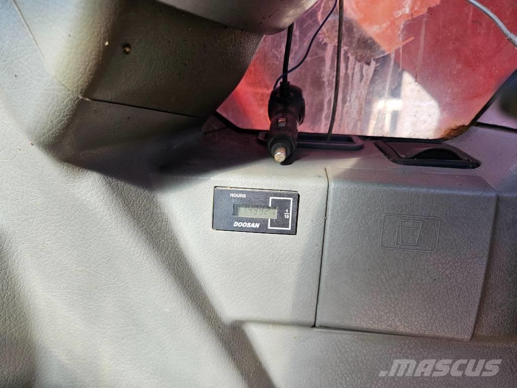 Doosan DX 210 W Pelle sur pneus