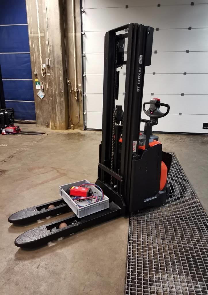 Toyota SWE140L Gerbeur accompagnant
