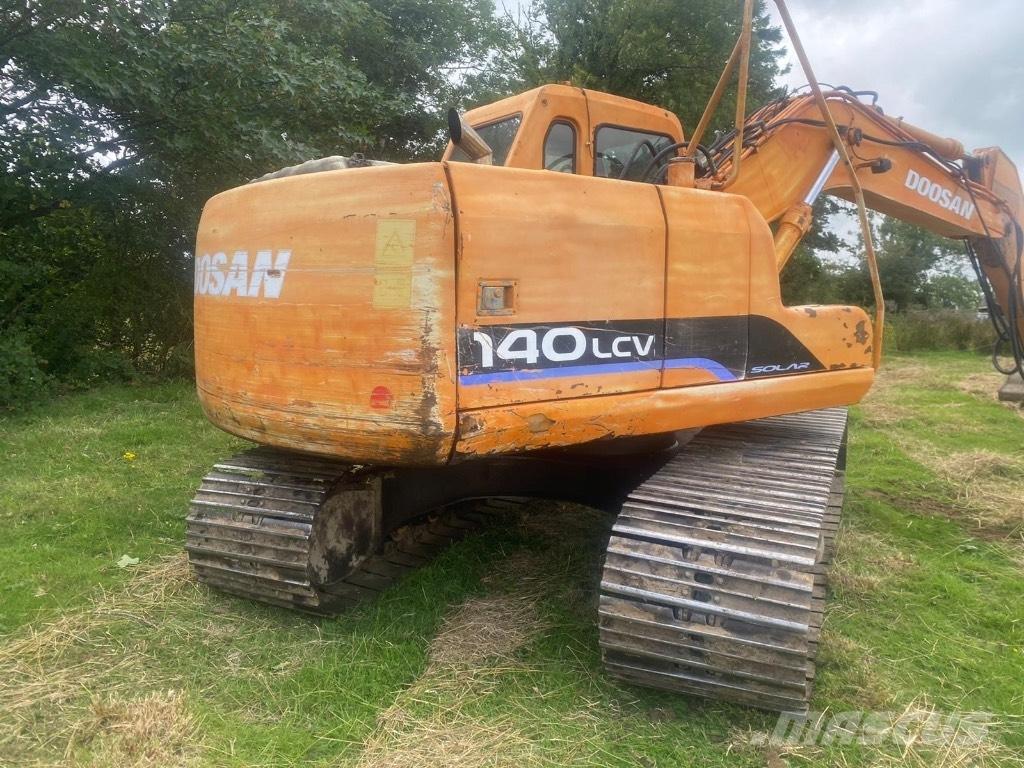 Doosan DX 140 Pelle sur pneus