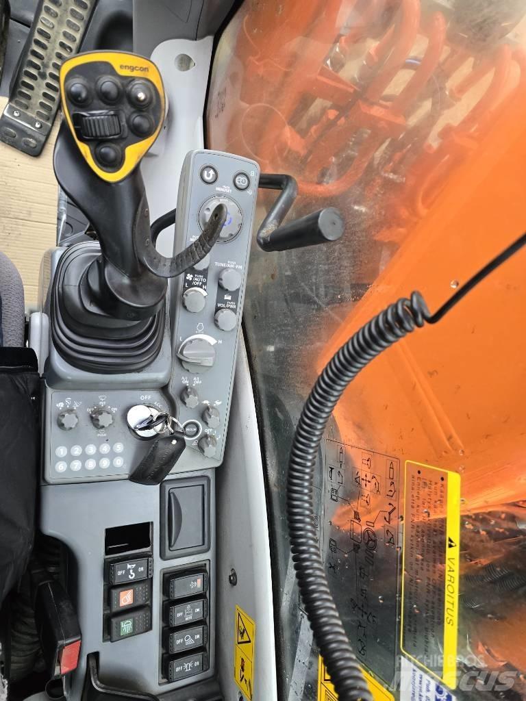 Hitachi ZX 220W-5 Pelle sur pneus