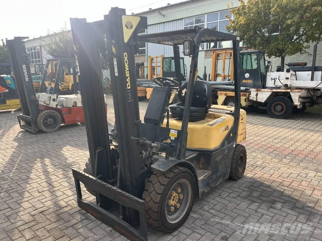 Daewoo D25S3 V-2311 Chariots diesel