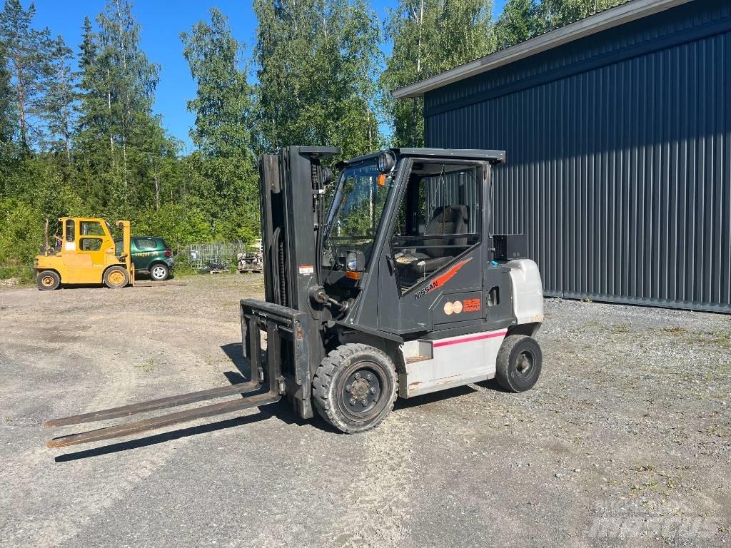 Nissan FGD02A320 Chariots diesel