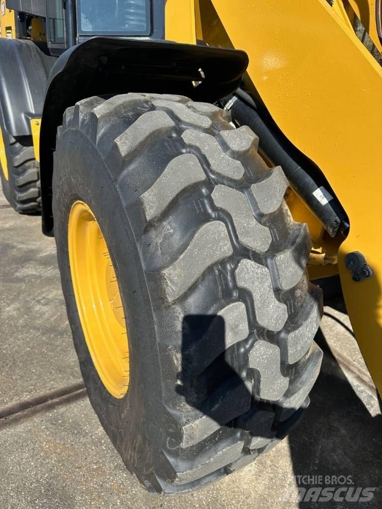 CAT 908 Chargeuse sur pneus