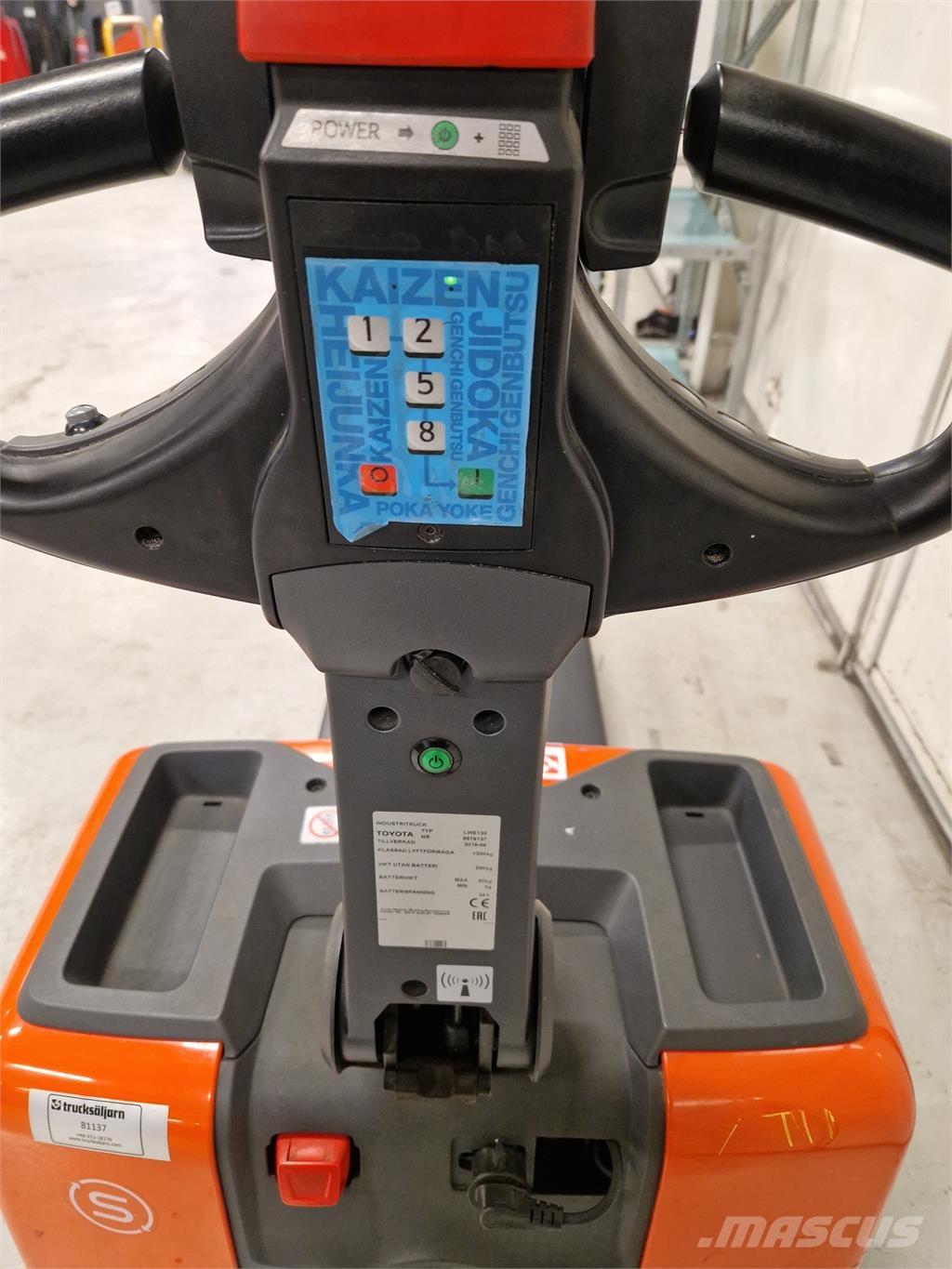 Toyota LWE130 Gerbeur accompagnant