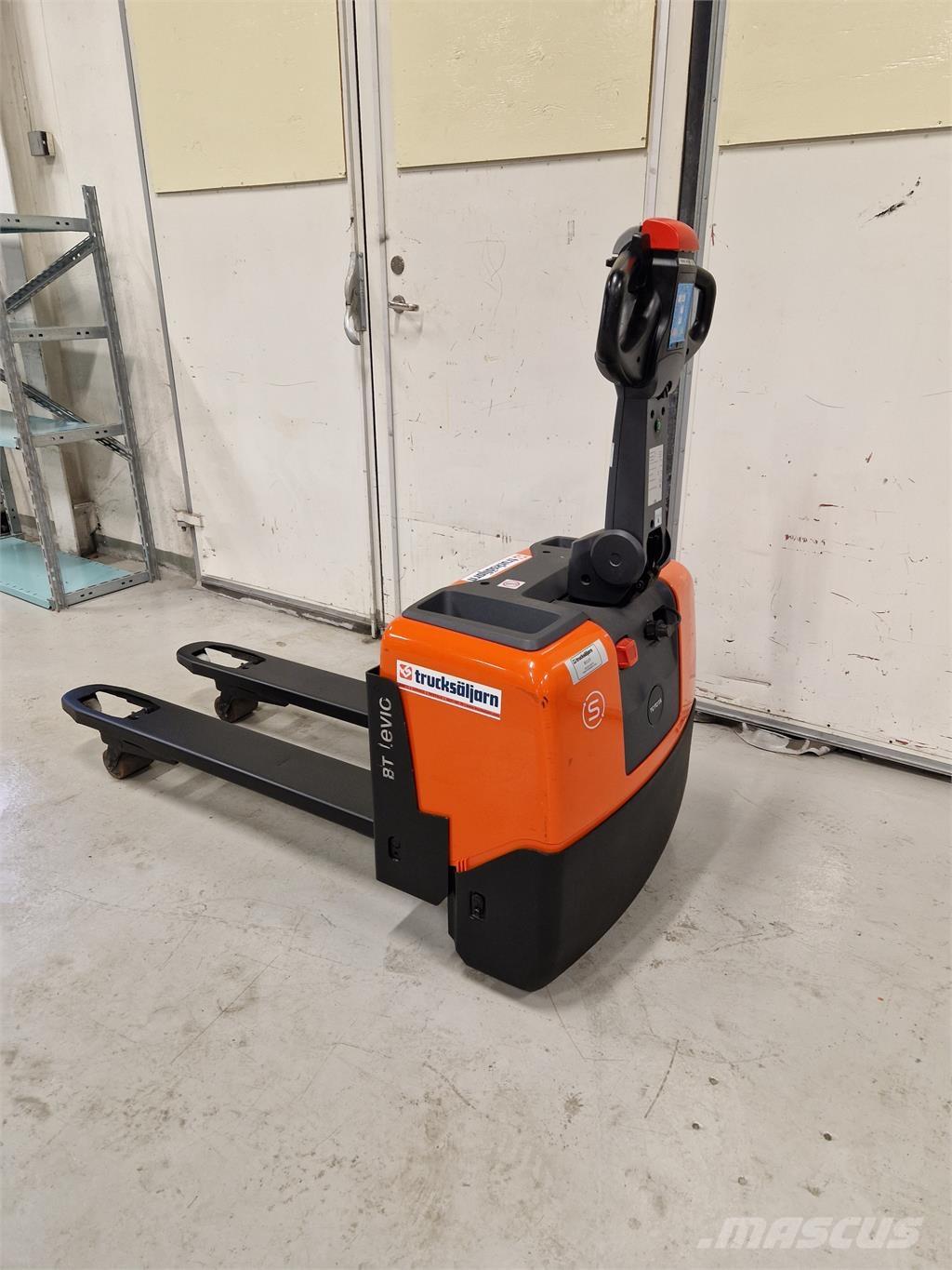 Toyota LWE130 Gerbeur accompagnant