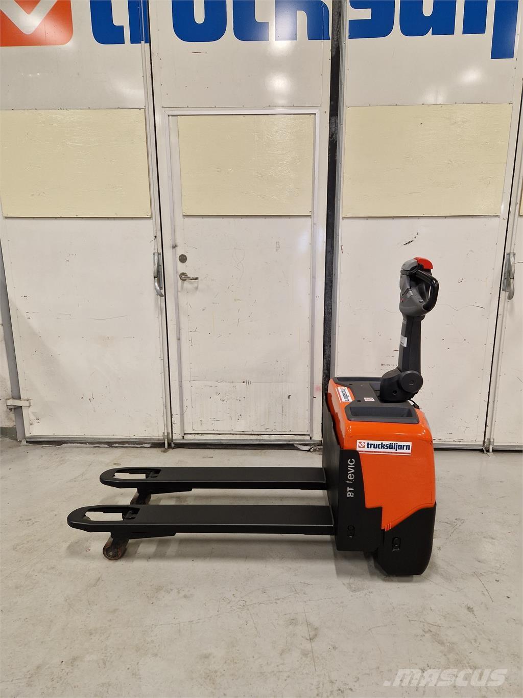 Toyota LWE130 Gerbeur accompagnant