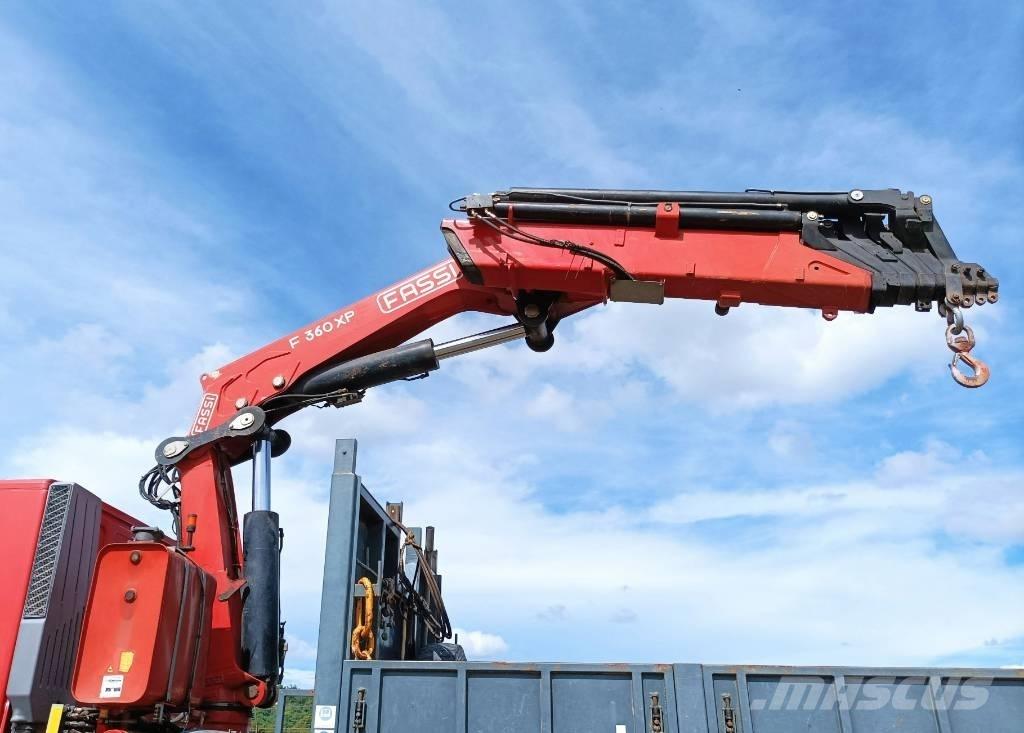 Iveco Trakker 410 Camion plateau ridelle avec grue