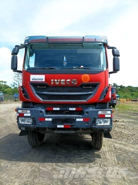 Iveco Trakker 410 Camion plateau ridelle avec grue