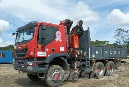 Iveco Trakker 410 Camion plateau ridelle avec grue