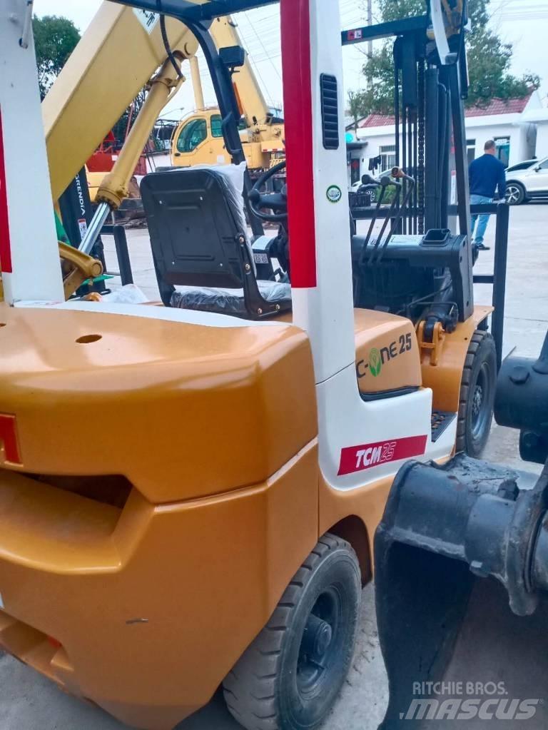 TCM FD 25 Chariots diesel