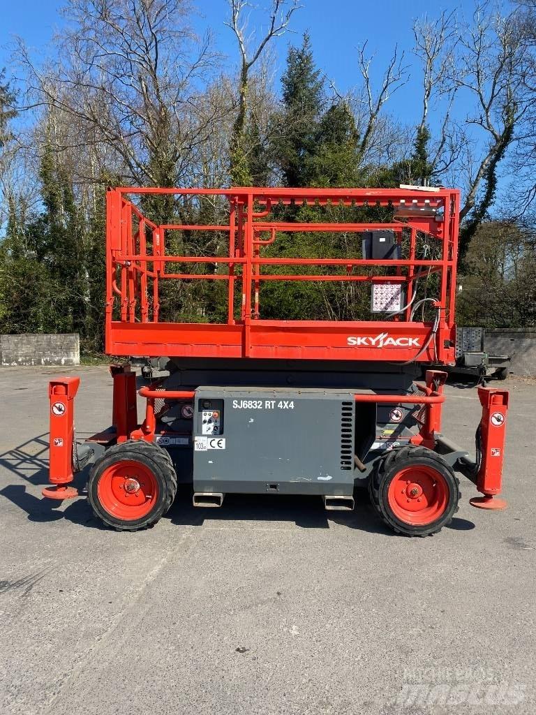 SkyJack SJ 6832 RT Nacelle ciseaux