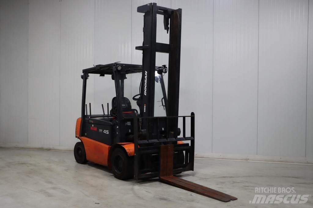 Doosan B45X-5 Chariots élévateurs électriques
