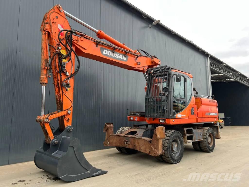 Doosan DX210W Pelle sur pneus