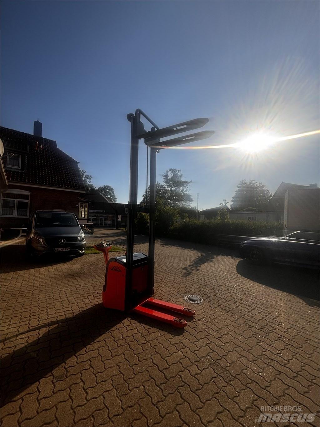 Linde L 16 Gerbeur accompagnant