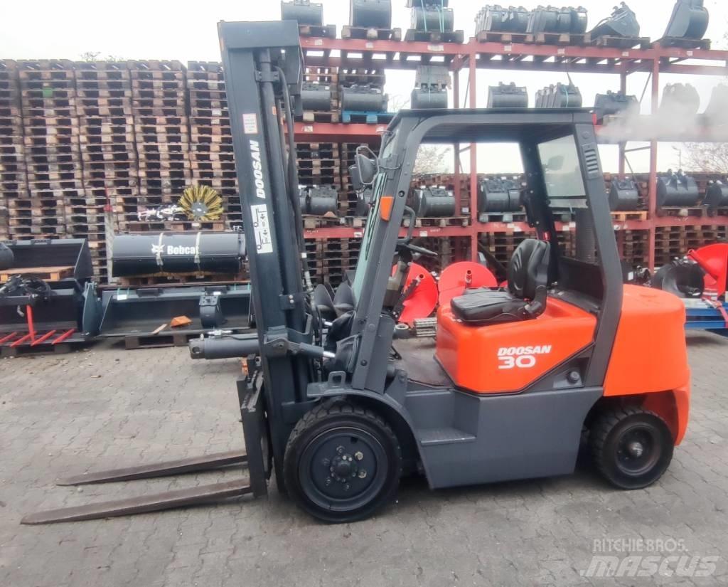 Doosan D 30 G Chariots diesel