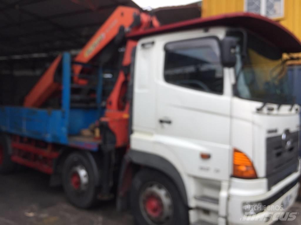 Hino 700 FY Camion plateau ridelle avec grue